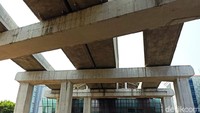 Penelusuran pun dilanjutkan dari Stasiun LRT Cibubur menuju Stasiun Cawang. Terlihat jelas rel layang yang ditopang tiang-tiang pancang raksasa, seakan sudah siap dipijaki kereta untuk membawa penumpang dari Cibubur ke Cawang ataupun sebaliknya.