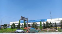 Namun, Stasiun LRT Cawang masih terlihat belum sempurna. Masih ada pekerjaan proyek yang dilakukan. Terlihat petugas yang tampak berdiri di area stasiun.