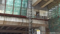 Pantauan detikcom, proses pekerjaan di Stasiun LRT Cawang sedang tidak macet. Kendaraan yang melintas melaju dengan kecepatan sedang sekitar pukul 10.30 WIB. Mungkin di jam kerja dan pulang kerja pemandangannya akan berbeda.