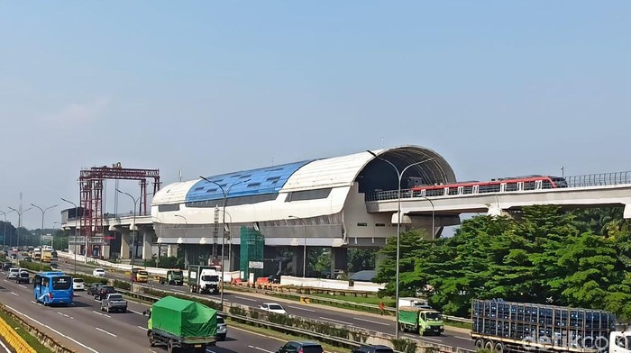 Konstruksi LRT Jabodebek lintasan Cibubur-Cawang terlihat semakin siap untuk dilintasi si ular besi. Berikut foto-foto terkininya.