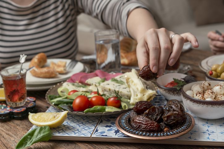 5 Kesalahan Pola Makan saat Berpuasa yang Menyebabkan Berat Badan Naik