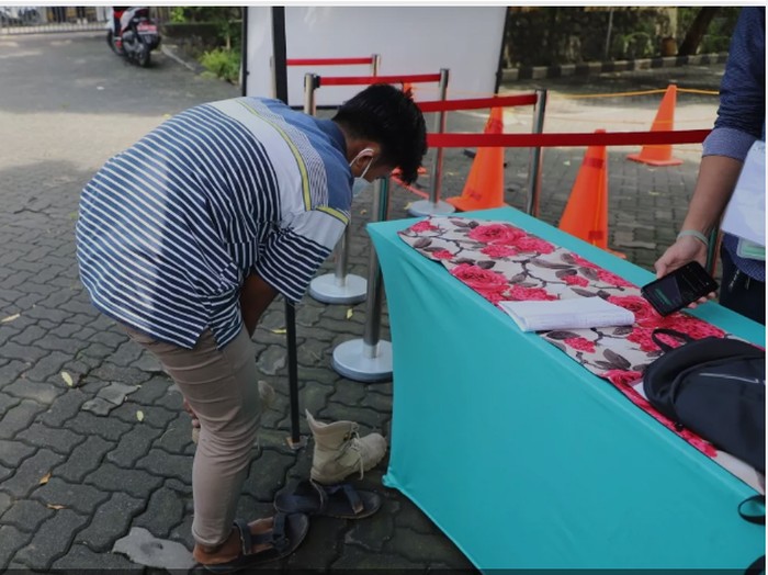 Peserta UTBK Pakai Oblong dan Dipinjami Baju