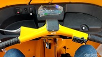 Pengoperasian transmisinya mirip dengan Vespa 2-tak. Tapi motor roda tiga ini juga memiliki gigi mundur. Foto: Ridwan Arifin/detikOto