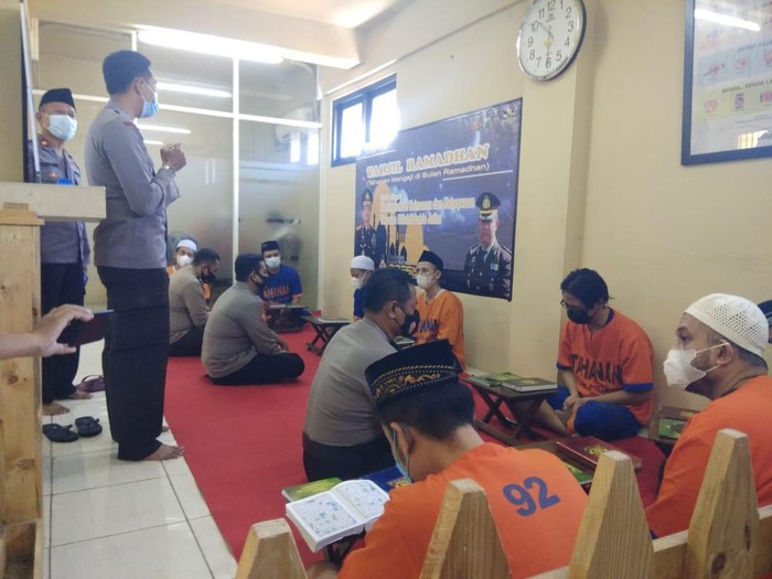 Lantunan ayat-ayat Al-Quran terdengar dari lorong penjara Polda Jatim. Itu merupakan suara para tahanan yang mengaji untuk mengisi waktu di Bulan Ramadhan.
