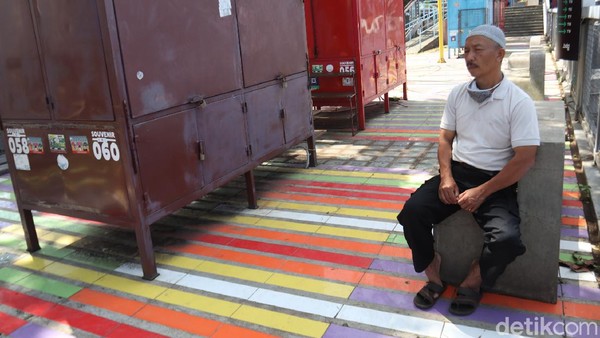 Salah satu pedagang Supandi (52) mengatakan sejak awal pandemi COVID-19, sebetulnya pedagang di Teras Cihampelas bertahan. Tapi, saat pemerintah menerapkan Pembatasan Sosial Berskala Besar (PSBB) kios-kios pedagang di Teras Cihampelas pun terpaksa tutup. Salah satu pedagang Supandi (52) mengatakan sejak awal pandemi COVID-19, sebetulnya pedagang di Teras Cihampelas bertahan. Tapi, saat pemerintah menerapkan Pembatasan Sosial Berskala Besar (PSBB) kios-kios pedagang di Teras Cihampelas pun terpaksa tutup.