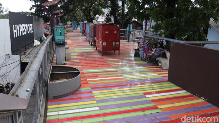 Sejak pandemi COVID-19 terjadi di Kota Bandung, Jawa Barat kios-kios pedagang di Teras Cihampelas ditinggalkan para pedagang.
