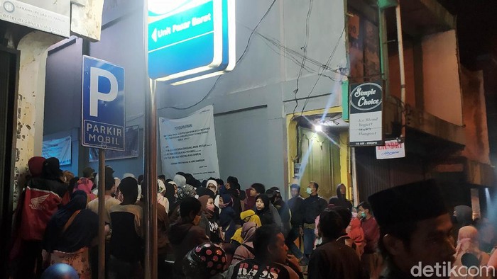 Sejumlah warga di Pandeglang harus mengantre sejak tengah malam demi bisa mencairkan uang bantuan produktif usaha mikro (BPUM) atau BLT UMKM Rp 1,2 juta. Mereka datang ke kantor BRI untuk bisa mendapatkan nomor antrean.