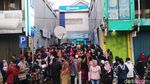 Potret Warga Pandeglang Antre Tengah Malam hingga Pagi Demi BLT