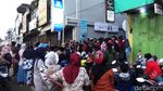 Potret Warga Pandeglang Antre Tengah Malam hingga Pagi Demi BLT