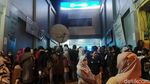 Potret Warga Pandeglang Antre Tengah Malam hingga Pagi Demi BLT