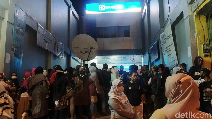 Sejumlah warga di Pandeglang harus mengantre sejak tengah malam demi bisa mencairkan uang bantuan produktif usaha mikro (BPUM) atau BLT UMKM Rp 1,2 juta. Mereka datang ke kantor BRI untuk bisa mendapatkan nomor antrean.