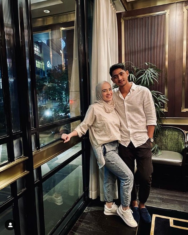 Seiring dengan semakin populernya sang suami, Putri Anne kerap mendapat serangan dari netizen. Bahkan akun Instagramnya diserang hacker. Anne pernah mengungkapkan kekesalannya mengenai serangan haters. Terus aja ya yg mau DM gue ngomong kasar DLL... Gue jemput bentar lagi. Coba tolong dibaca di bio gue yah frens. Gue ada tim hukum sendiri. Gak baca ya? Sibuk ya ngataian gue ya hahaha its ok... Gue mah tgl jemput. Selesai, tulisnya. Foto: Dok. Instagram @ putriannesaloka