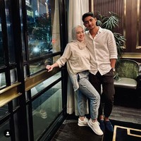 Seiring dengan semakin populernya sang suami, Putri Anne kerap mendapat serangan dari netizen. Bahkan akun Instagramnya diserang hacker. Anne pernah mengungkapkan kekesalannya mengenai serangan haters. Terus aja ya yg mau DM gue ngomong kasar DLL... Gue jemput bentar lagi. Coba tolong dibaca di bio gue yah frens. Gue ada tim hukum sendiri. Gak baca ya? Sibuk ya ngataian gue ya hahaha its ok... Gue mah tgl jemput. Selesai, tulisnya. Foto: Dok. Instagram @ putriannesaloka