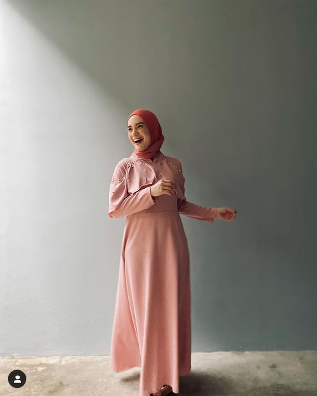 Putri Anne viral karena komentarnya di Instagram pribadinya @putriannesaloka. Wanita cantik kelahiran Semarang itu membalas komentar julid netizen dengan tulisan yang tak kalah pedas. Foto: Dok. Instagram @ putriannesaloka