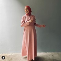 Putri Anne viral karena komentarnya di Instagram pribadinya @putriannesaloka. Wanita cantik kelahiran Semarang itu membalas komentar julid netizen dengan tulisan yang tak kalah pedas. Foto: Dok. Instagram @ putriannesaloka