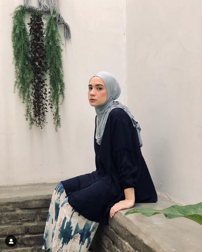 Sosok Putri Anne yang kini lebih dikenal sebagai istri aktor Arya Saloka sebelumnya juga berkarier di dunia hiburan. Anne sudah membintangi lebih dari 20 judul FTV. Dia juga membintangi sejumlah sinetron di antaranya Tukang Ojek Pengkolan, Kemilau Cinta Kamila dan Dewi. Foto: Dok. Instagram @ putriannesaloka