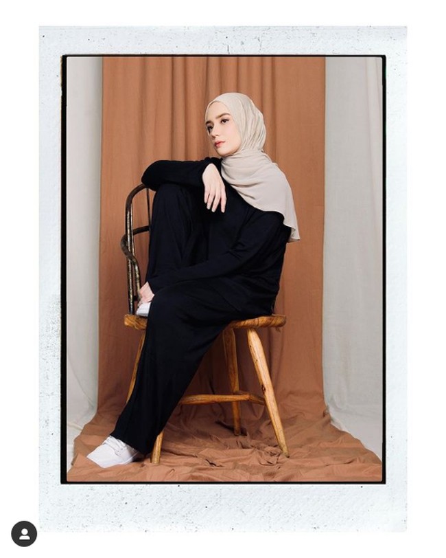 Kakak Putri Anne, Emily Akman, kemudian membocorkan bahwa sebenarnya dia dan sang adik keturunan Prancis - Jawa. Putri Anne sendiri lahir pada 18 Juni 1990.Foto: Dok. Instagram @ putriannesaloka