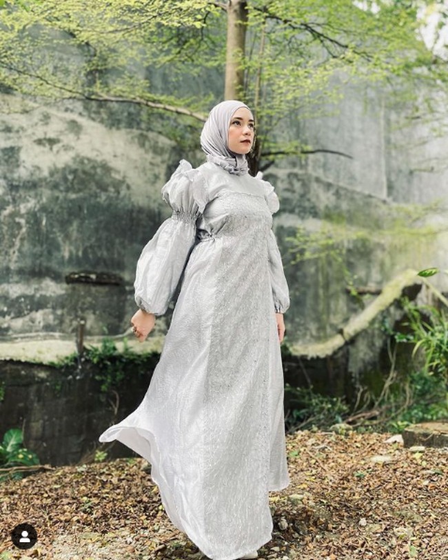 Putri Anne geram dengan netizen bernama Alberto yang mendoakannya bercerai dari Arya Saloka. Netizen yang mengaku sebagai penggemar sinetron Ikatan Cinta itu berharap Arya Saloka bisa menikahi Amanda Manopo di dunia nyata. Eh Alberto sehat bet? Muncul mulu bet kyk laler, tulis ibu satu anak itu. Foto: Dok. Instagram @ putriannesaloka