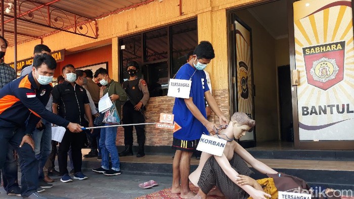 Rekonstruksi pembunuhan bos wajan di Bantul yang diotaki istrinya digelar di Mapolres Bantul, Kamis (22/4/2021)