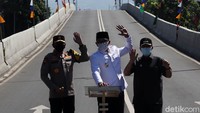 Gubernur Jawa Barat Ridwan Kamil melakukan peresmian di ruas Flyover Jalan Laswi-Pelajar Pejuang, Kota Bandung, Kamis (22/4/2021).