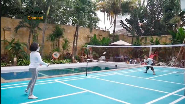 Di halaman belakang, ada lapangan badminton yang baru dibuat pada masa awal pandemi tahun lalu. (Foto: YouTube/Yuni Shara Channel)