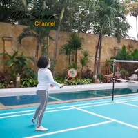 Di halaman belakang, ada lapangan badminton yang baru dibuat pada masa awal pandemi tahun lalu. (Foto: YouTube/Yuni Shara Channel)