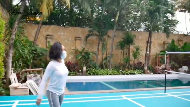 Lapangan badminton tersebut tepat berada di samping kolam renang bergaya olympic. (Foto: YouTube/Yuni Shara Channel)