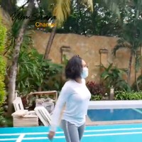 Lapangan badminton tersebut tepat berada di samping kolam renang bergaya olympic. (Foto: YouTube/Yuni Shara Channel)