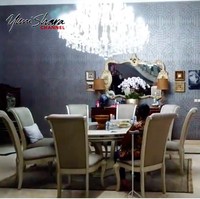 Dinding berwarna abu-abu yang kontras dengan interior bernuansa klasik menjadi pilihan. (Foto: YouTube/Yuni Shara Channel)