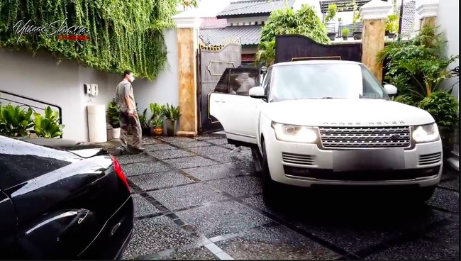 Garasi di depan rumah juga cukup luas sehingga dapat menampung beberapa mobil. (Foto: YouTube/Yuni Shara Channel)