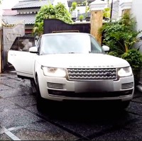 Garasi di depan rumah juga cukup luas sehingga dapat menampung beberapa mobil. (Foto: YouTube/Yuni Shara Channel)