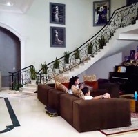 Yuni Shara beberapa kali mengabadikan momen ketika berkunjung ke rumah adiknya, Krisdayanti, untuk konten YouTube. Bak istana, rumah Krisdayanti memiliki sebuah tangga yang megah. Di bawahnya terdapat area berkumpul keluarga untuk menonton bersama.   (Foto: YouTube/Yuni Shara Channel)