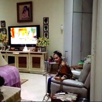 Suasana kamar tidur ibunda Yuni Shara dan Krisdayanti. Kamar juga dilengkapi sebuah tv besar agar ibunda mereka tetap merasa nyaman. (Foto: YouTube/Yuni Shara Channel)