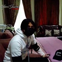 Terdapat pula sebuah sofa bergaya klasik di pojokan kamar ibundanya. (Foto: YouTube/Yuni Shara Channel)