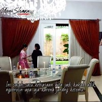 Ruang makan dihiasi lampu gantung kristal. Dari ruang ini pula, bisa terlihat halaman belakang lewat sebuah pintu kaca yang memisahkan. (Foto: YouTube/Yuni Shara Channel)