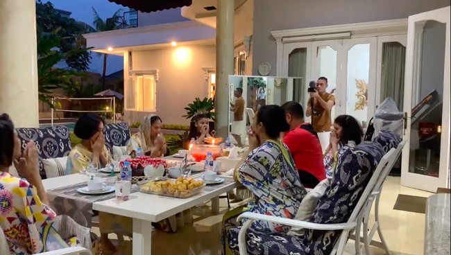 Halaman belakang juga dilengkapi sebuah teras yang cukup luas untuk makan bersama. (Foto: YouTube/Yuni Shara Channel)