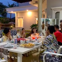 Halaman belakang juga dilengkapi sebuah teras yang cukup luas untuk makan bersama. (Foto: YouTube/Yuni Shara Channel)