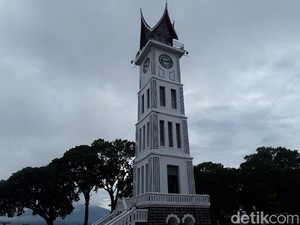 Sandiaga Ingin Ada Virtual Reality di Jam Gadang