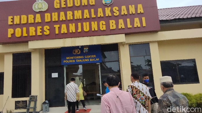 Sejumlah pejabat Pemko Tanjungbalai datang memasuki gedung Endra Dharmalaksana untuk memenuhi undangan panggilan KPK. (Perdana R/detikcom).