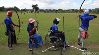 Sejumlah atlet panahan difabel berlatih di lapangan panahan kota Yogyakarta, Kamis (22/4/2021).   