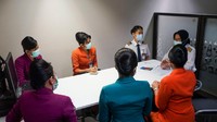 Pilot dan awak kabin Maskapai Nasional Garuda Indonesia melakukan briefing sebelum melaksanakan tugas pada penerbangan GA 312 rute Jakarta – Surabaya, di Bandara Soekarno - Hatta, Rabu (21/4/2021). 
