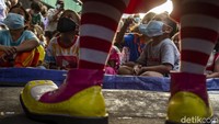 Meski begitu semangat untuk tetap berbagi keceriaan tak luntur, personel yang memiliki waktu luang kini terus aktif dalam kegiatan trauma healing. Puasa juga tak membuat semangat para badut kendor, mereka nampak semangat berbagi keceriaan hingga hadiah kepada anak-anak.