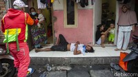 Selain menghibur di tenda pengungsian para personel badut juga melihat langsung lokasi kebakaran dan membagikan hadiah kepada warga.