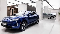 Mobil pertama Huawei dijuluki Seres Huawei Smart Selection SF5. Mobil ini dikembangkan bersama perusahaan asal California, Seres. Foto: Pool