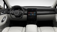 Layar sentuh besar itu terhubung ke sistem HiCar berbasis OS Harmony dari Huawei. Dengan sistemm itu, pengguna dapat menautkan ponsel cerdas mereka ke mobil dan menyelaraskan semua preferensi mereka, serta mengontrol perangkat pintar langsung dari layar sentuh. Foto: Pool