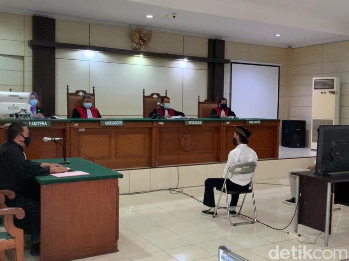 Sidang dua mahasiswa yang dituntut 3 bulan penjara Terkait demo berujung ricuh di Semarang, PN Semarang, Kamis (22/4/2021).