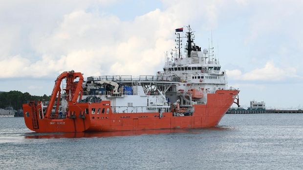 In this April 21, 2021, photo, MV Swift Rescue, kapal pendukung dan penyelamat kapal selam, berangkat ke Indonesia dari Singapura. Kapal angkatan laut Indonesia pada hari Kamis, 22 April, sedang intens mencari kapal selam yang kemungkinan jatuh terlalu dalam untuk diambil, membuat peluang bertahan hidup bagi 53 orang di dalamnya menjadi tipis. Negara tetangga bergegas membawa kapal penyelamat mereka untuk mendukung operasi kompleks tersebut. (Halaman Facebook Ng Eng Hen melalui AP)