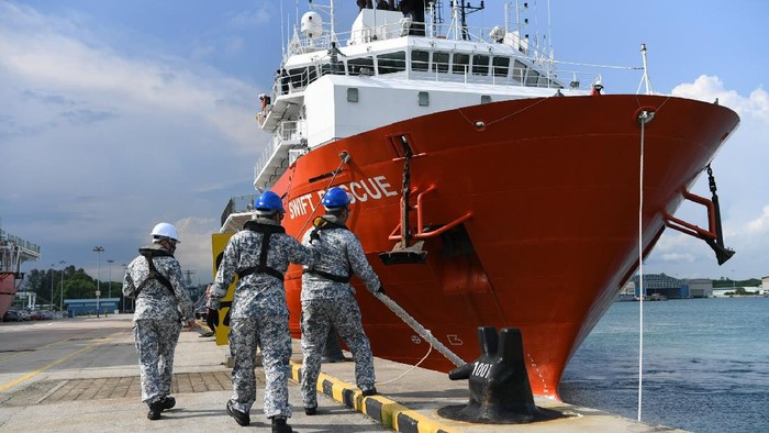 Singapura Kirim Kapal Canggih Bantu Cari KRI Nanggala Singapura mengerahkan kapal MV Swift Rescue untuk membantu pencairan kapal selam KRI Nanggala-402. Kapal itu diperkirakan akan tiba di lokasi hilangnya kontak KRI Nanggala pada 24 April.