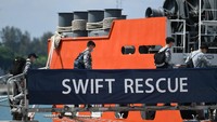 Selain itu tim medis juga ditambahkan ke kru reguler jika perawatan hiperbarik diperlukan. Dilansir dari mindef.gov.sg, MV Swift Rescue diluncurkan pada 2008. MV Swift Rescue merupakan kapal pertama di Asia Tenggara yang memiliki kemampuan penyelamatan dan bantuan bagi kapal yang tenggelam di kedalaman laut. Kapal ini memiliki panjang 85 meter dengan lebar 18 meter dan bobot 4.300 ton. MV Swift Rescue memiliki kecepatan 12 knots serta daya tahan operasi pencarian selama 28 hari di laut. Dok.Facebook/Ng Eng Hen.