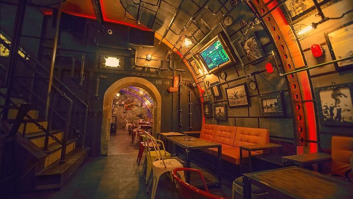 Suasana Bar Steampunk Submarine yang memiliki desain interior kapal selam di Rumania.